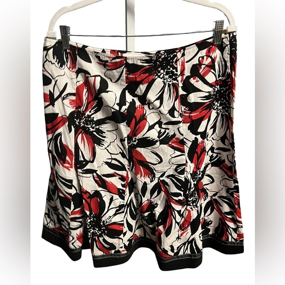 Robbie Bee Dresses & Skirts - ☃️ Robbie Bee black red and white floral below knee skirt. Preloved size 16.